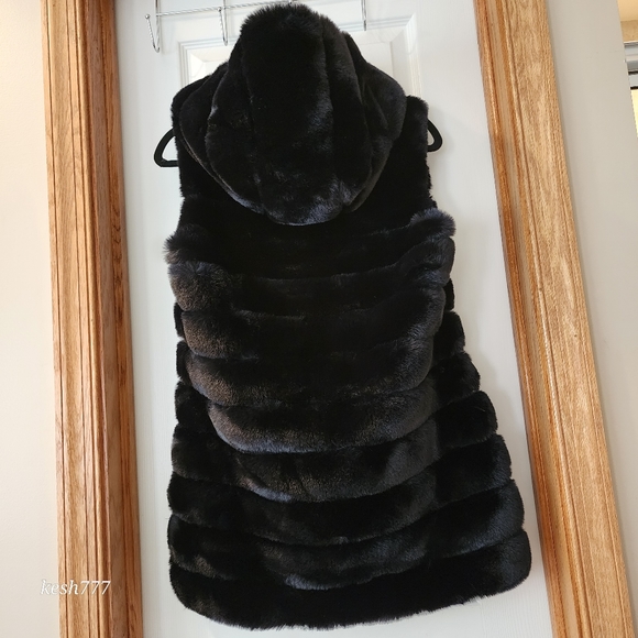 SOLD!! Michael kors faux fur vest 😍 - Picture 5 of 5